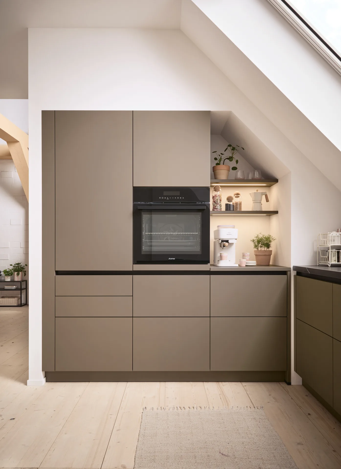 Taupefarbener Hochschrank mit Einbaubackofen und offener Regalnische — Miller Küchen
