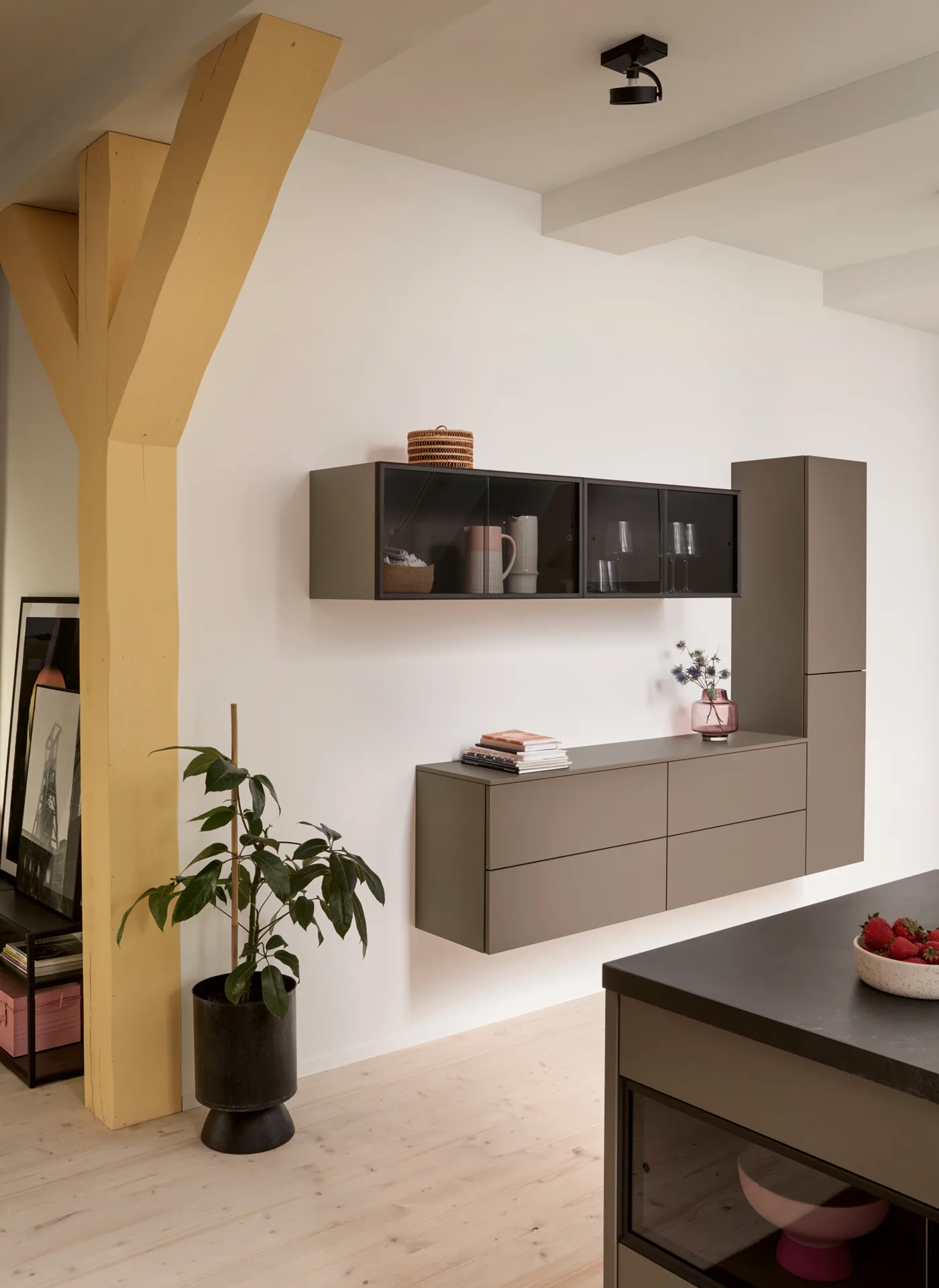 Wandhängendes Sideboard und Glasvitrine in Taupe an weißer Wand — Miller Küchen
