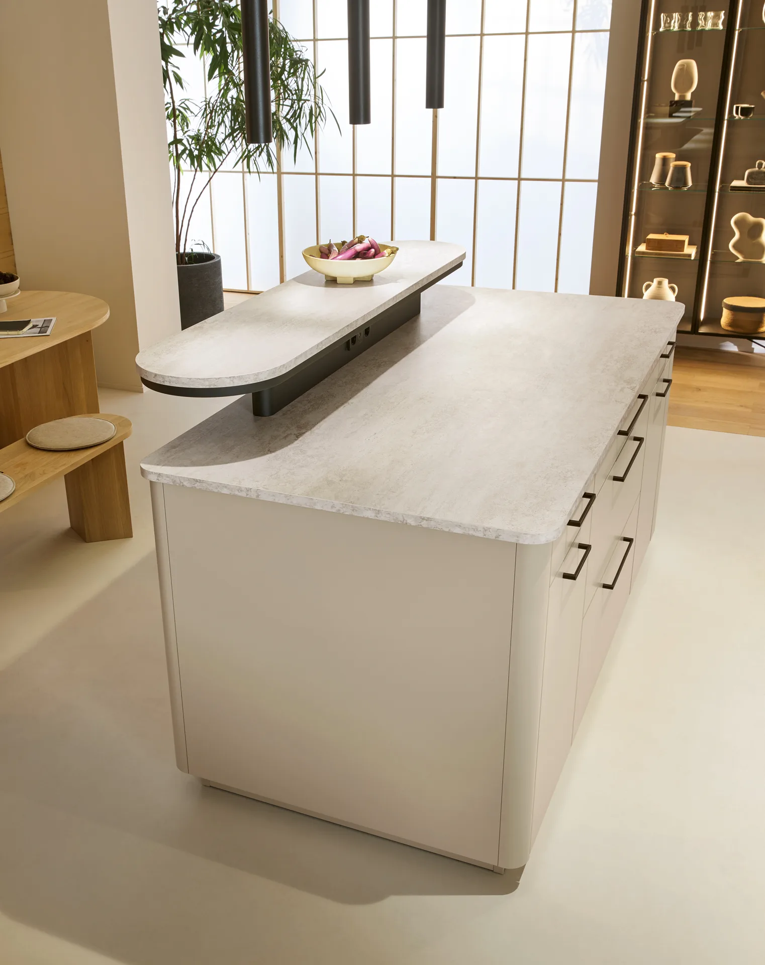 Kücheninsel mit erhöhtem Bartresen in heller Marmoroptik — Miller Küchen