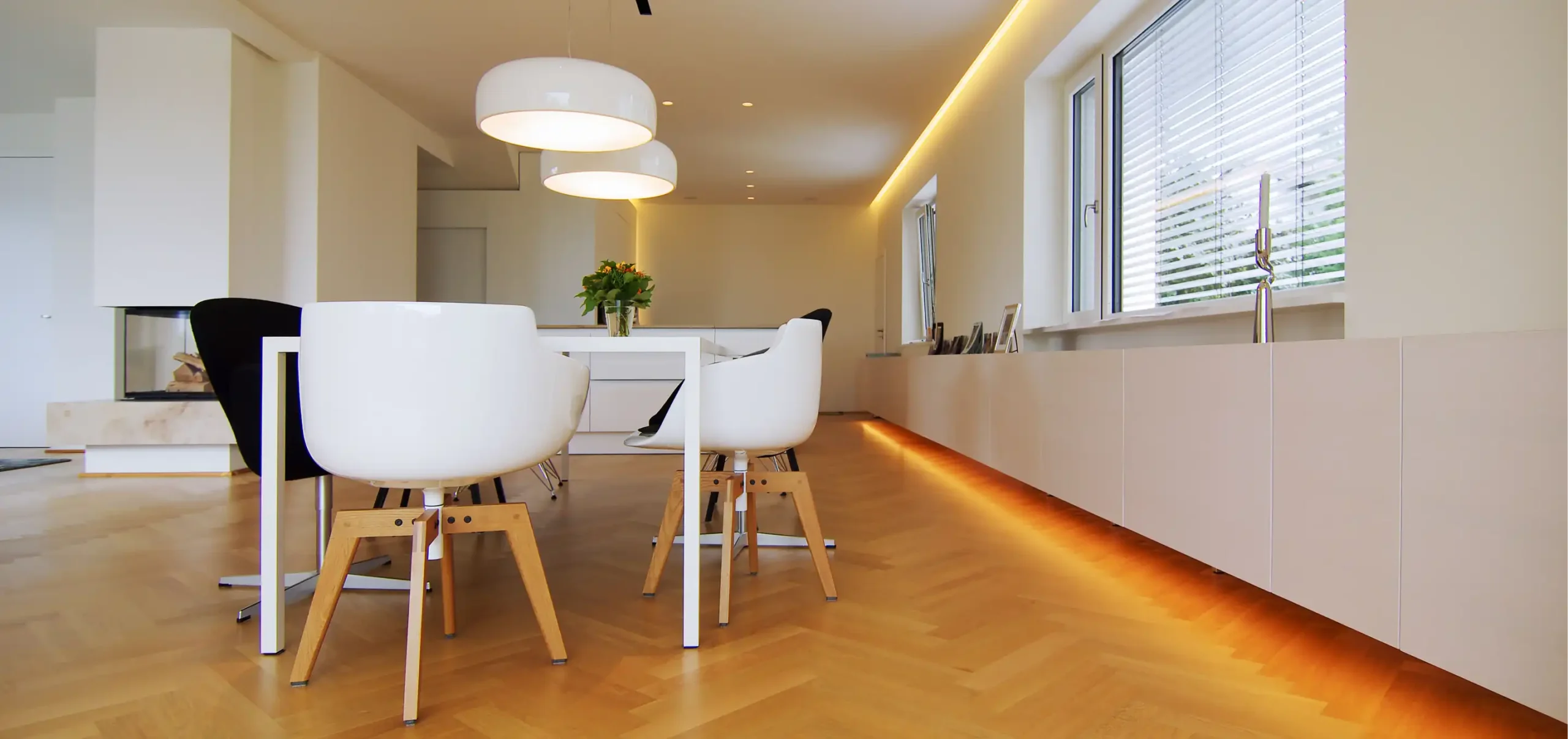 Essbereich mit Sideboard im Esche-Innenausbau — Miller Küchen